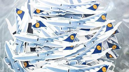 Die Kühlschrankmagneten in Flugzeugform gab es auf der Aktionärsversammlung geschenkt. 
