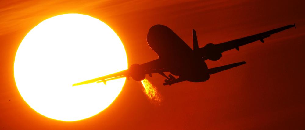 Ab in den Urlaub - und in die Klimakatastrophe. Der Tourismus trägt mehr zum Klimawandel bei als bislang angenommen.