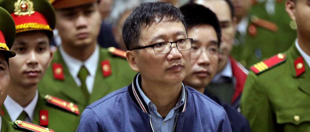Der vietnamesische Geschäftsmann, Trinh Xuan Thanh steht für seine Anhörung in einem Gerichtssaal.