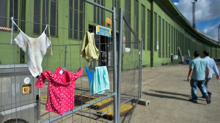 Kinderkleidung vor einem Hangar der Flüchtlingsunterkunft auf dem Gelände des ehemaligen Flughafens Tempelhof. 