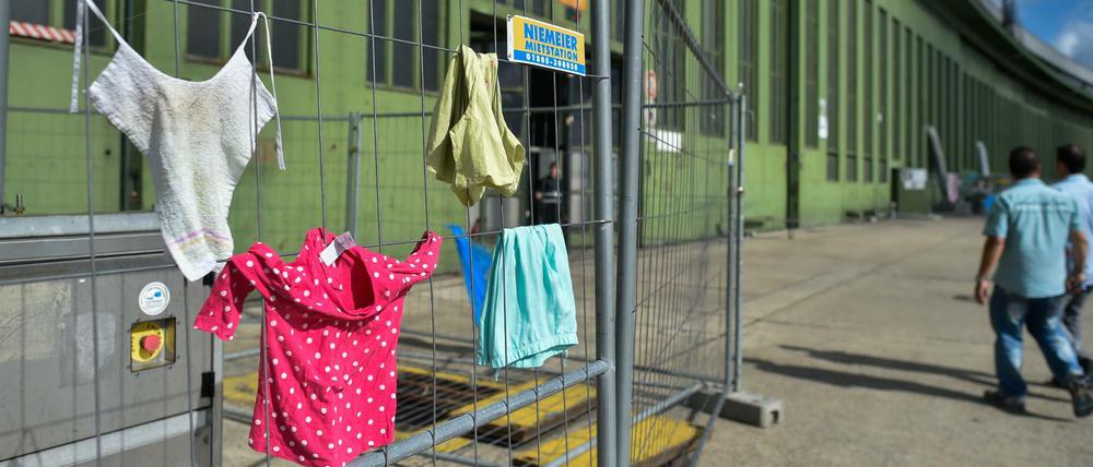 Kinderkleidung vor einem Hangar der Flüchtlingsunterkunft auf dem Gelände des ehemaligen Flughafens Tempelhof. 