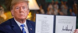 Ausladende Signatur: Donald Trump mit dem Memorandum zum Ausstieg aus dem Ausstieg aus dem Atomdeal.