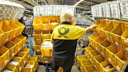 Eine Mitarbeiterin der Deutschen Post sortiert Großbriefe im Briefzentrum. 