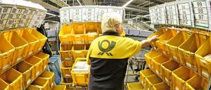 Eine Mitarbeiterin der Deutschen Post sortiert Großbriefe im Briefzentrum. 
