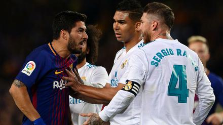 Es war wie so oft ein hitziges Duell: Luis Suarez (L) im Zwist mit Sergio Ramos.