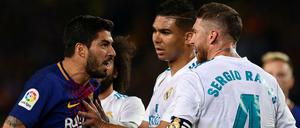 Es war wie so oft ein hitziges Duell: Luis Suarez (L) im Zwist mit Sergio Ramos.