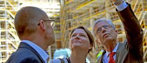 Wilhelm von Boddien, Geschäftsführer des Fördervereins für den Wiederaufbau des Berliner Schlosses (rechts), mit Philharmoniker-Intendantin Andrea Zietzschmann und Johannes Wien, Vorstandssprecher Humboldt Forum, am 7. Mai im Schlüterhof. 