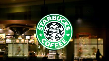 Eine Reklametafel mit dem Logo der Kaffeehauskette Starbucks Coffee