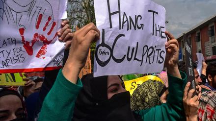Studentinnen während einer Protestkundgebung zum Gedenken an ein Mädchen, das vergewaltigt und getötet wurde. 