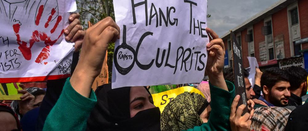 Studentinnen während einer Protestkundgebung zum Gedenken an ein Mädchen, das vergewaltigt und getötet wurde. 