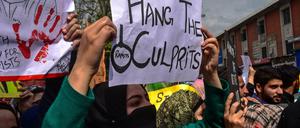 Studentinnen während einer Protestkundgebung zum Gedenken an ein Mädchen, das vergewaltigt und getötet wurde. 