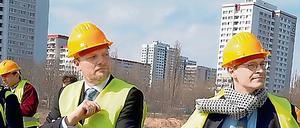 Stefan Komoß (links) mit Michael Müller in Marzahn-Hellersdorf (Archivbild)
