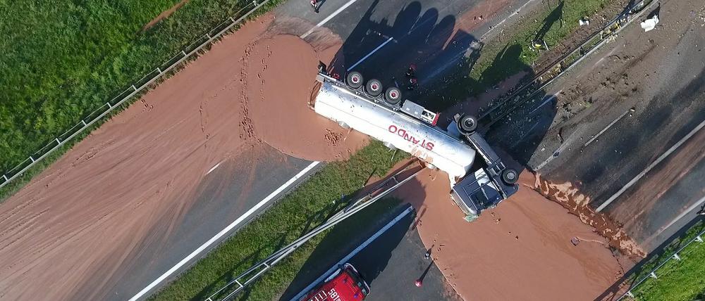 Süße Fracht auf der Autobahn: Der in Polen verunglückte Schokoladen-Laster 