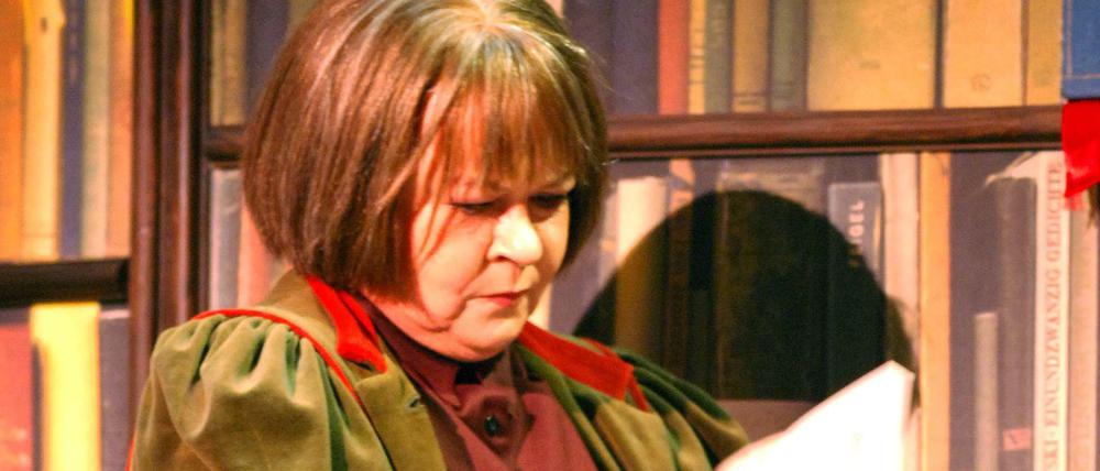 Juliane Koren als als Tante Elinor in einer Szene aus "Tintenherz" am Schauspielhaus in Hamburg.
