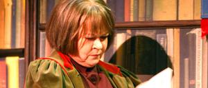 Juliane Koren als als Tante Elinor in einer Szene aus "Tintenherz" am Schauspielhaus in Hamburg.