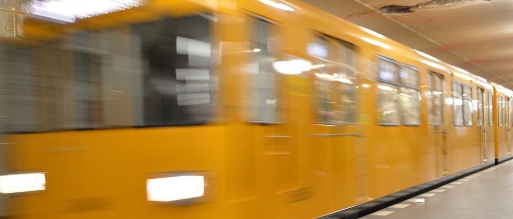 Ein unbekanntes Mädchen wurde in der U-Bahn geschlagen.