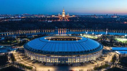Blick am Abend über das Stadion Luschniki, in dem das Finale der Fußball-WM 2018 stattfindet. 