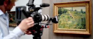 Ein Kameramann filmt das Gemälde «Ansteigender Weg durch Hohes Gras» des Künstlers Pierre-Auguste Renoir in der Ausstellung "Wanderlust".