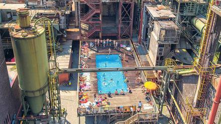 Pool-Party. Früher wurde in der Zeche Zollverein Kohle abgebaut. Heute kann man sich im ehemaligen Werksbad erfrischen.