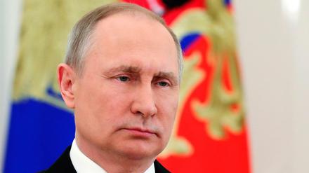 Wladimir Putin, Präsident von Russland, hält eine Ansprache während einer Live-Übertragung im Fernsehen. 