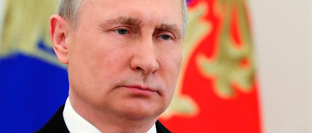 Wladimir Putin, Präsident von Russland, hält eine Ansprache während einer Live-Übertragung im Fernsehen.