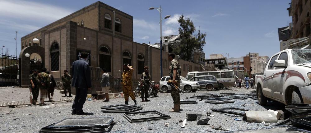 Jemeniten beim Präsidentenbüro in Sanaa, das bei einem saudischen Luftangriff getroffen wurde.