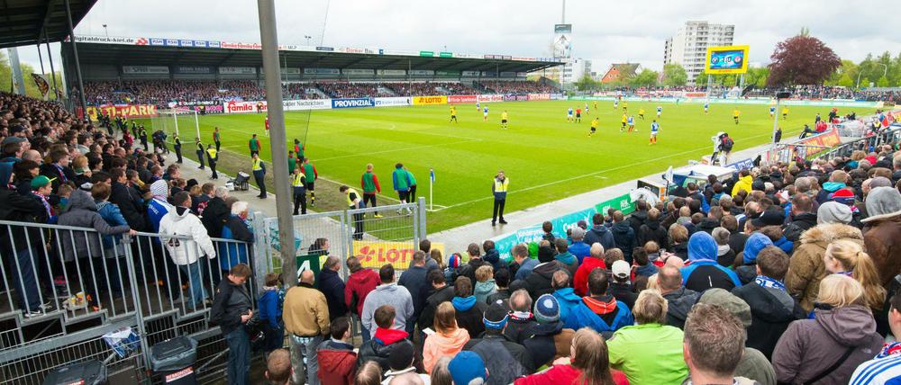 Gemütlich, aber etwas zu klein für die Bundesliga: Das Stadion von Holstein Kiel.