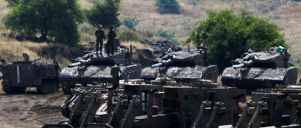Panzer und Soldaten der israelischen Armee auf den besetzten Golanhöhen.