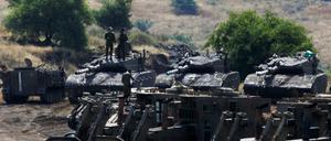 Panzer und Soldaten der israelischen Armee auf den besetzten Golanhöhen.