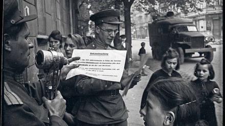 Zerstörung und Neuanfang. Als die Mitteilung zur Kapitulation in den Straßen verkündet wird, liegt Berlin längst in Asche und Staub.