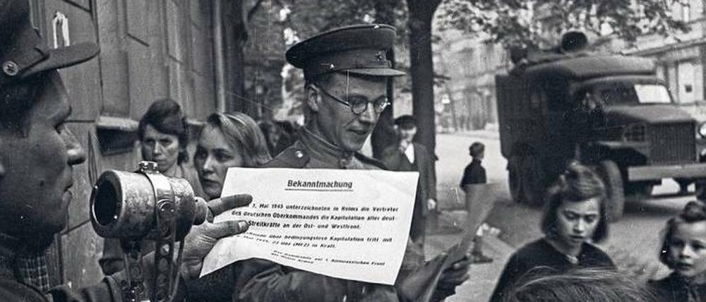 Zerstörung und Neuanfang. Als die Mitteilung zur Kapitulation in den Straßen verkündet wird, liegt Berlin längst in Asche und Staub.