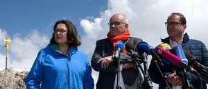 Gipfeltreffen: Alexander Dobrindt (M), Landesgruppenchef der CSU, Andrea Nahles (l), Bundesvorsitzende der SPD, und Volker Kauder (r), Vorsitzender CDU/CSU-Bundestagsfraktion beantworten auf der Zugspitze die Fragen von Medienvertretern. 