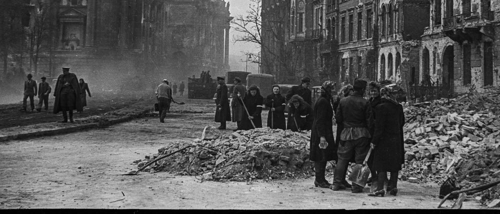 „Berlin Mai 1945“: Das Foto von Valery Faminsky ist in einer Ausstellung in Berlin zu sehen.
