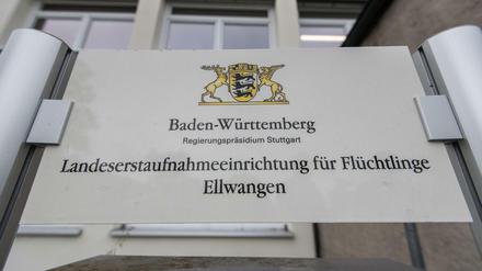  Schild am Eingang der Landeserstaufnahmestelle für Flüchtlinge in Ellwangen, wo etwa 200 Migranten zunächst die Abschiebung eines Mannes verhinderten.