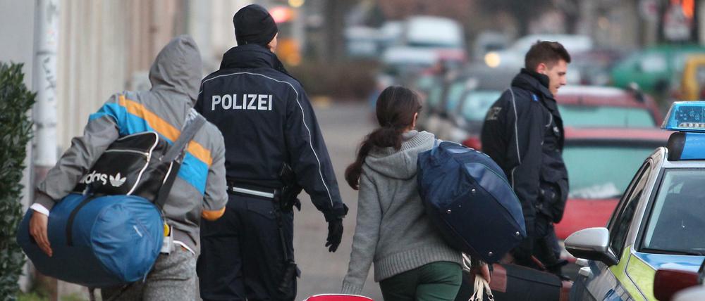 Abgelehnte Asylbewerber in Leipzig auf dem Weg zum Flughafen.
