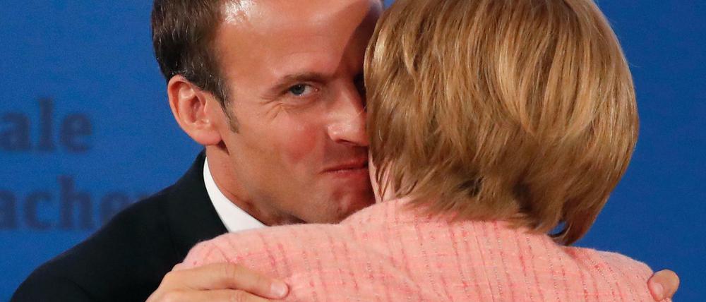 Roter Teppich in Aachen. Kanzlerin Merkel beglückwünscht den französischen Präsidenten Macron zum Karlspreis.