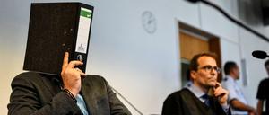 Der Angeklagte soll den Jungen zwei Mal vergewaltigt, die Tat gefilmt und das Video eitergegeben haben.