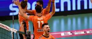 Jaaaaaa. Berlins Aleksandar Okolic (vorn) jubelt nach einem Punktgewinn.