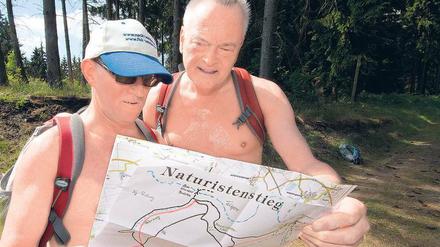 Luftige Herrenrunde mit verdeckender Wanderkarte.