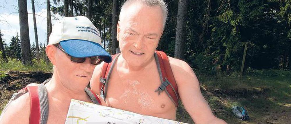 Luftige Herrenrunde mit verdeckender Wanderkarte.