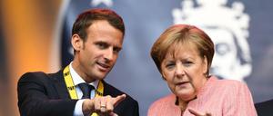  Bundeskanzlerin Angela Merkel (CDU), und der französische Staatspräsident Emmanuel Macron nach der Verleihung des Karlspreises in Aachen.