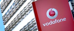 Das Vodafone-Firmenlogo vor der Deutschlandzentrale in Düsseldorf
