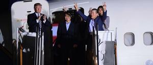 US-Präsident Donald Trump und seine Frau Melania begrüßen die drei aus Nordkorea freigelassenen US-Bürger.