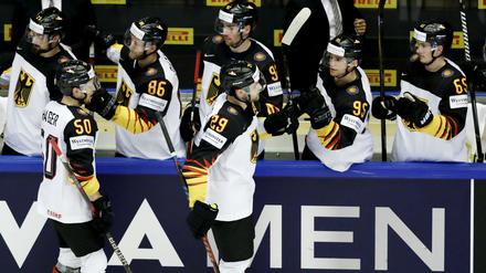 Wieder einer drin. Leon Draisaitl (29) feiert mit seinen Kollegen.