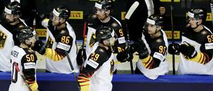 Wieder einer drin. Leon Draisaitl (29) feiert mit seinen Kollegen.