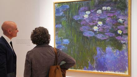Das Gemälde "Nympheas en fleur" von Claude Monet hängt im Auktionshaus Christies in New York. 