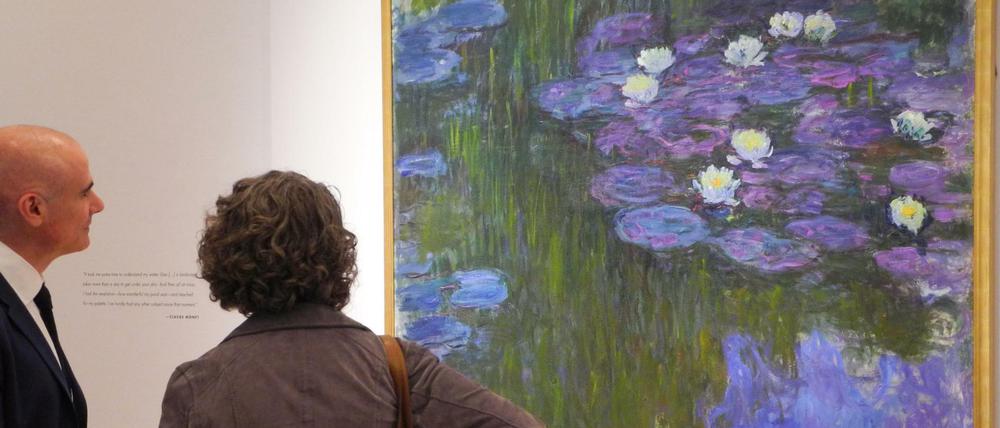 Das Gemälde "Nympheas en fleur" von Claude Monet hängt im Auktionshaus Christies in New York. 
