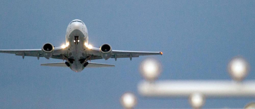 Ein Passagierflugzeug in der Luft. (Symbolbild)
