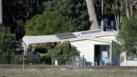 Forensiker der Polizei untersuchen die Farm in Australien, auf der am Freitag sieben Leichen gefunden wurden. 