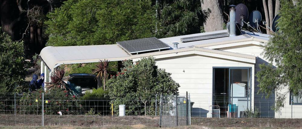Forensiker der Polizei untersuchen die Farm in Australien, auf der am Freitag sieben Leichen gefunden wurden. 